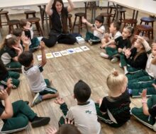 Aula de Artes, na sala de Artes, com integração com a língua inglesa para ampliação do conhecimento.