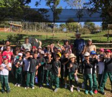Passeios dirigidos para aplicar na prática conceitos de sala de aula (Ed. Física - hipismo). Parceria com o Rancho Boscardin (CGS).